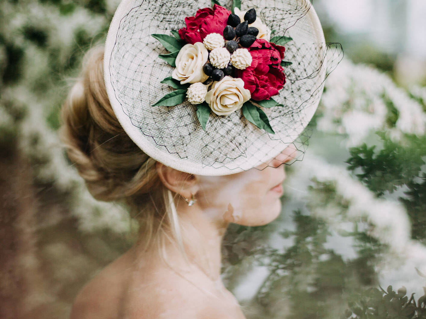 Μοντέλο με καπέλο fascinator σε πάρκο στο Λονδίνο – fashion editorial φωτογράφιση