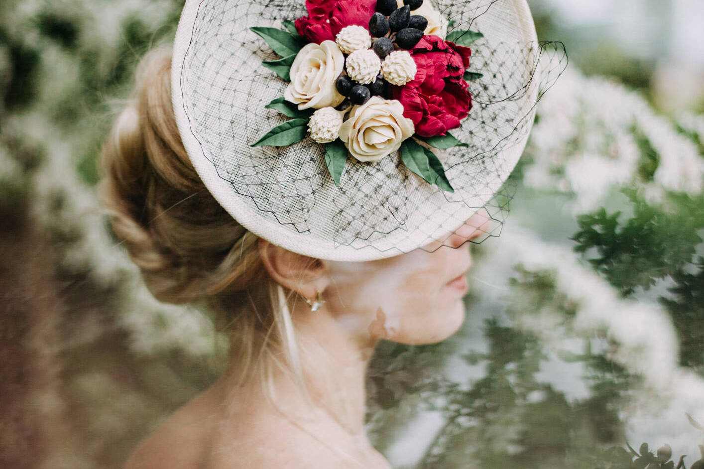 Μοντέλο με καπέλο fascinator σε πάρκο στο Λονδίνο – fashion editorial φωτογράφιση