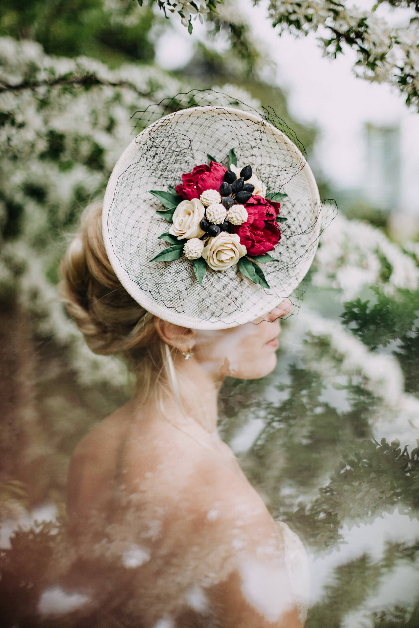 &Mu;&omicron;&nu;&tau;έ&lambda;&omicron; &mu;&epsilon; &kappa;&alpha;&pi;έ&lambda;&omicron; fascinator &sigma;&epsilon; &pi;ά&rho;&kappa;&omicron; &sigma;&tau;&omicron; &Lambda;&omicron;&nu;&delta;ί&nu;&omicron; &ndash; fashion editorial &phi;&omega;&tau;&omicron;&gamma;&rho;ά&phi;&iota;&sigma;&eta;